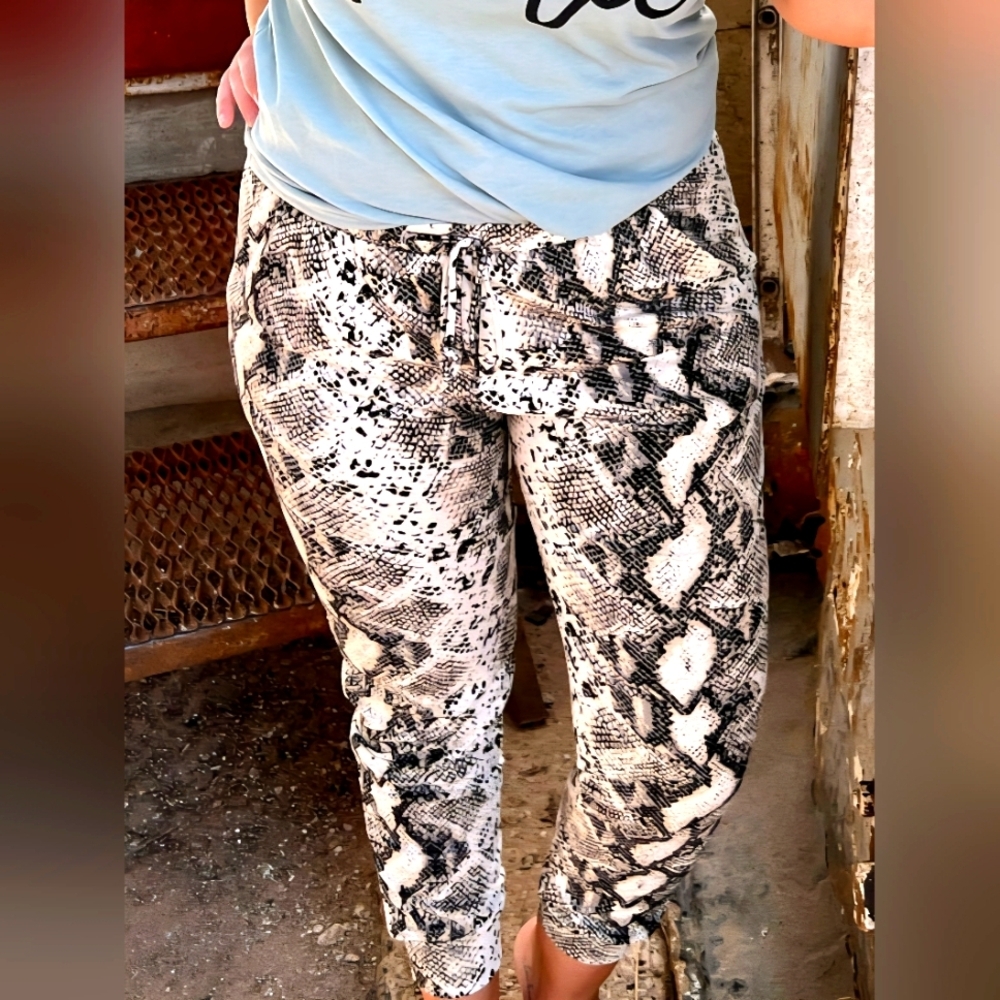 NEW TEXAS TRUE THREADS Cream Snakeskin Print Lightweight Buttery Soft Joggers